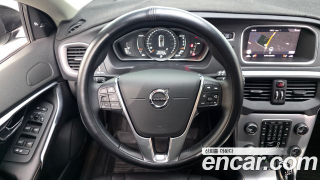 Volvo V40 2019 — photo 19