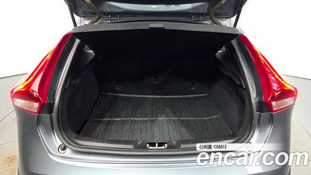 Volvo V40 2019 — photo 23