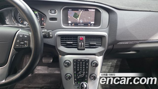 Volvo V40 2019 — photo 24