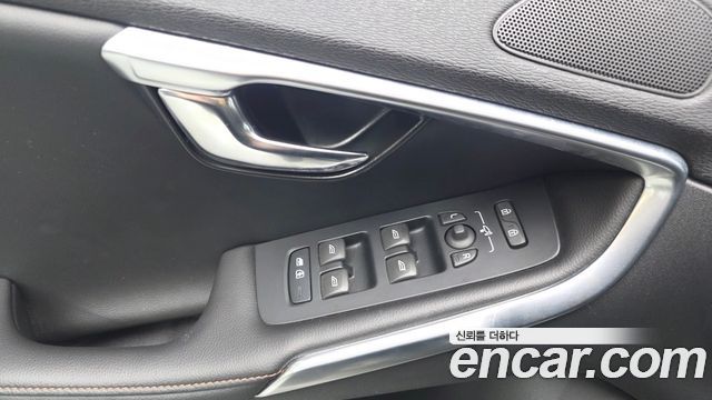 Volvo V40 2019 — photo 26