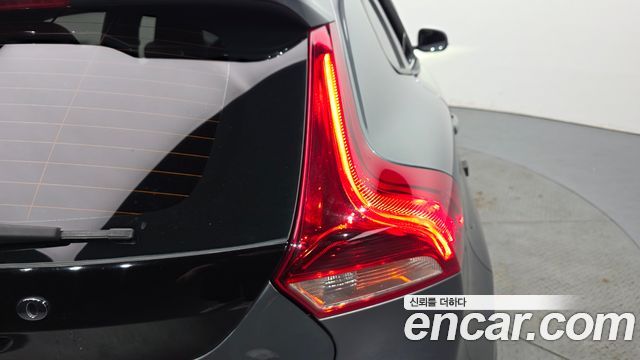 Volvo V40 2019 — photo 9