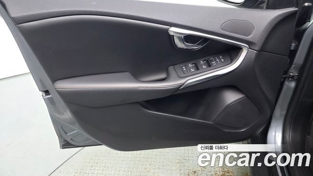 Volvo V40 2019 — photo 14