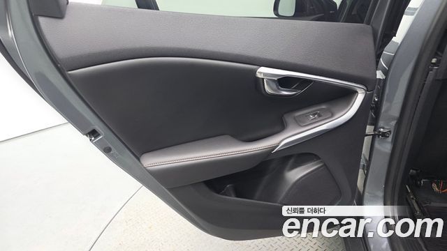 Volvo V40 2019 — photo 15
