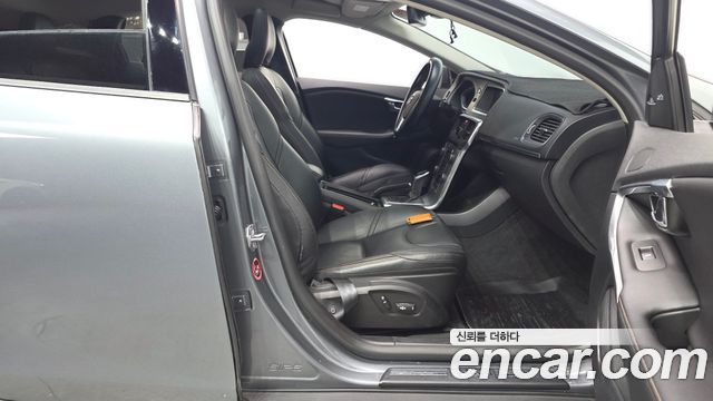 Volvo V40 2019 — photo 16
