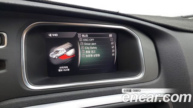 Volvo V40 2019 — photo 29