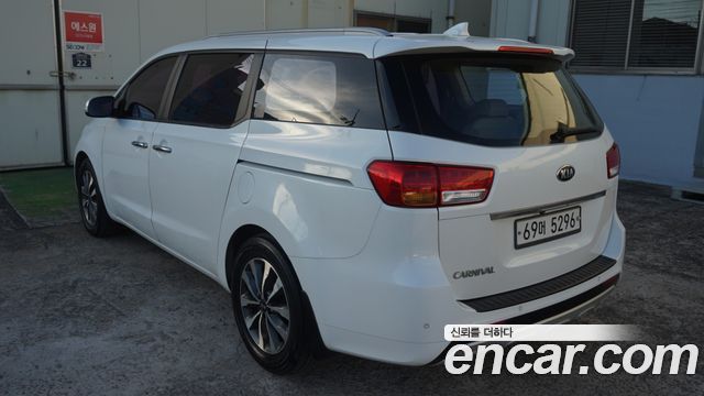 Kia Canival 2015 — photo 8