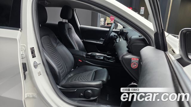 Mercedes-Benz A-Class 2019 — photo 17