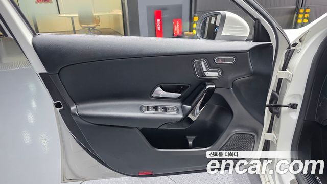 Mercedes-Benz A-Class 2019 — photo 14