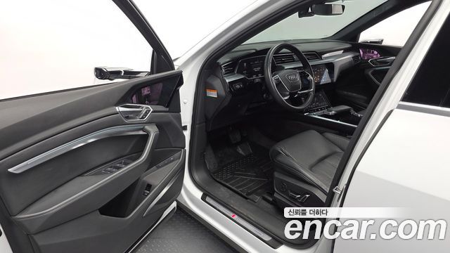 Audi e-tron 2022 — photo 13