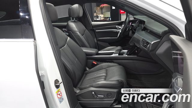 Audi e-tron 2022 — photo 17
