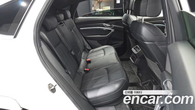 Audi e-tron 2022 — photo 18