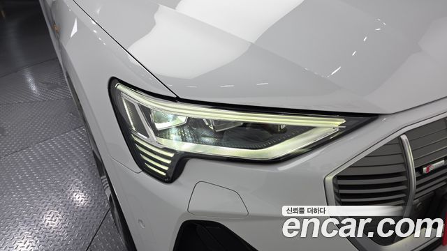 Audi e-tron 2022 — photo 8