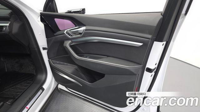 Audi e-tron 2022 — photo 14