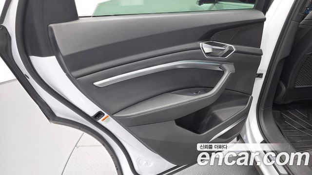 Audi e-tron 2022 — photo 15