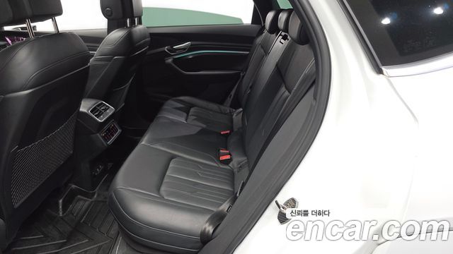 Audi e-tron 2022 — photo 16