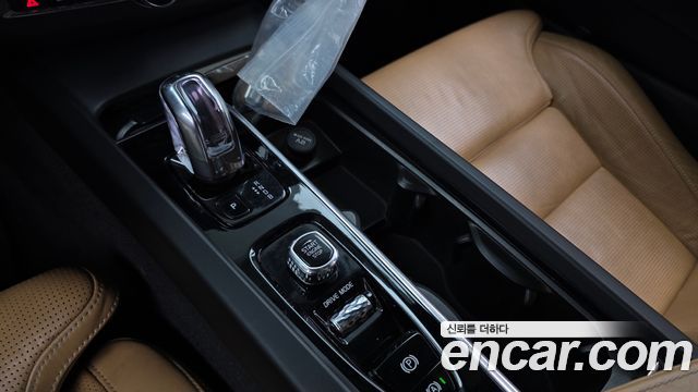 Volvo XC60 2018 — photo 12