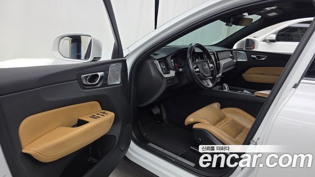 Volvo XC60 2018 — photo 13