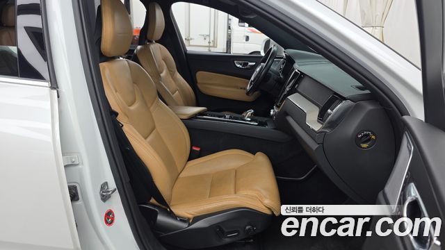 Volvo XC60 2018 — photo 17