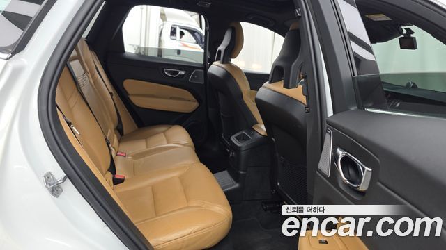 Volvo XC60 2018 — photo 18