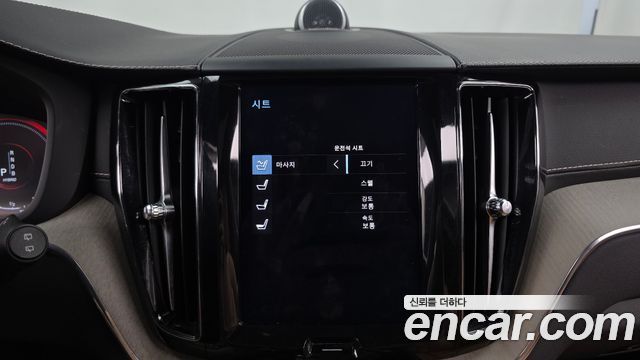 Volvo XC60 2018 — photo 22