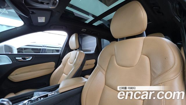 Volvo XC60 2018 — photo 24
