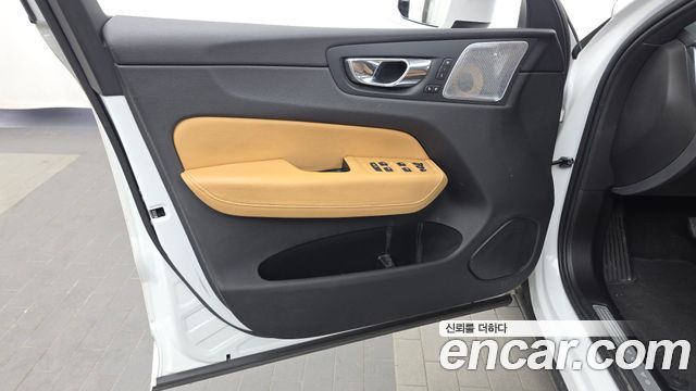 Volvo XC60 2018 — photo 14