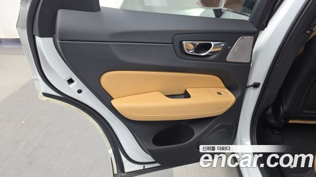 Volvo XC60 2018 — photo 15
