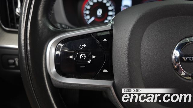 Volvo XC60 2018 — photo 16