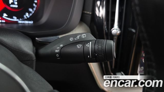 Volvo XC60 2018 — photo 27