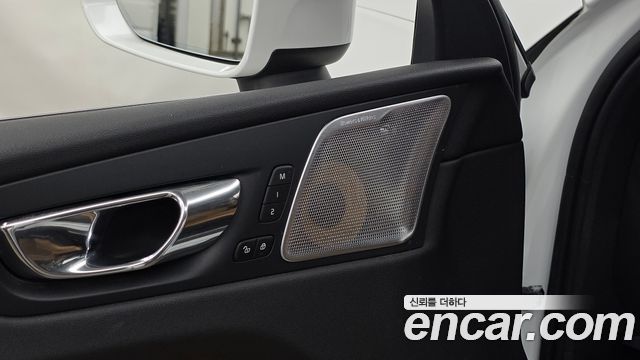 Volvo XC60 2018 — photo 29