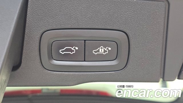Volvo XC60 2018 — photo 31