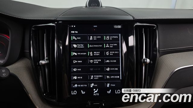 Volvo XC60 2018 — photo 32