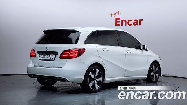 Mercedes-Benz B-Class 2018 — photo 2