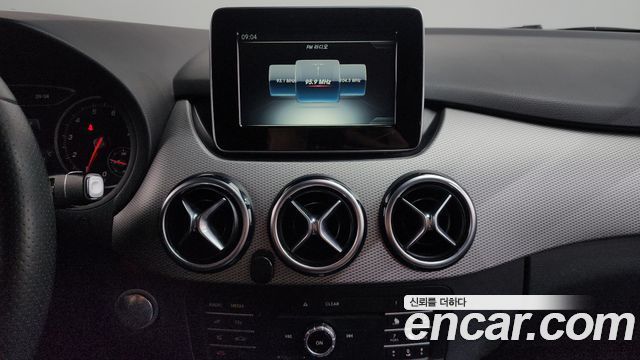 Mercedes-Benz B-Class 2018 — photo 19