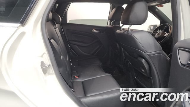 Mercedes-Benz B-Class 2018 — photo 23