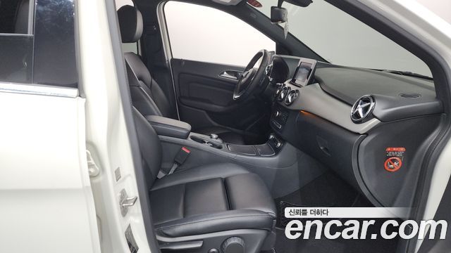 Mercedes-Benz B-Class 2018 — photo 16