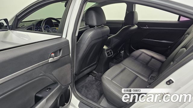 Hyundai AVANTE 2016 — photo 11