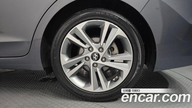 Hyundai AVANTE 2017 — photo 5