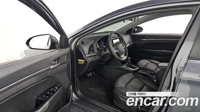 Hyundai AVANTE 2017 — photo 10