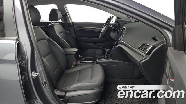 Hyundai AVANTE 2017 — photo 11