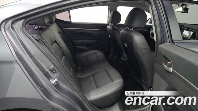 Hyundai AVANTE 2017 — photo 12