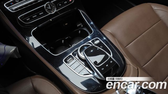 Mercedes-Benz E-Class 2019 — photo 22
