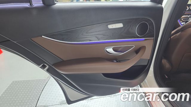 Mercedes-Benz E-Class 2019 — photo 15