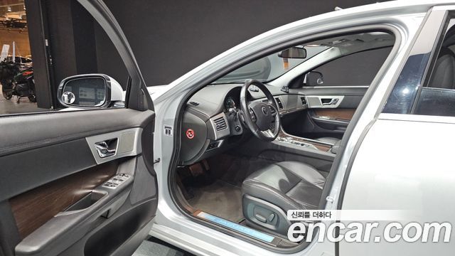 Jaguar XF 2014 — photo 10