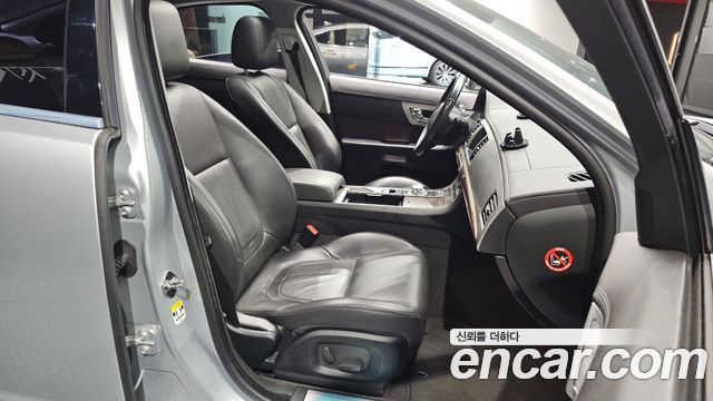 Jaguar XF 2014 — photo 12
