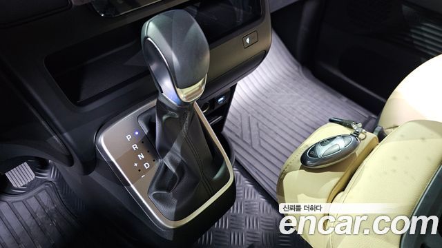 Hyundai Staria 2025 — photo 9