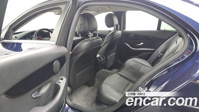 Mercedes-Benz C-Class 2019 — photo 11