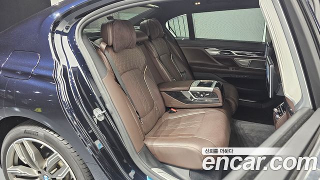 BMW 7-Series 2018 — photo 11