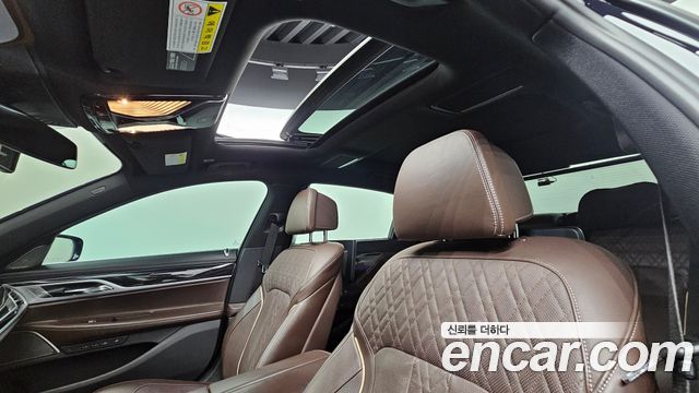 BMW 7-Series 2018 — photo 18