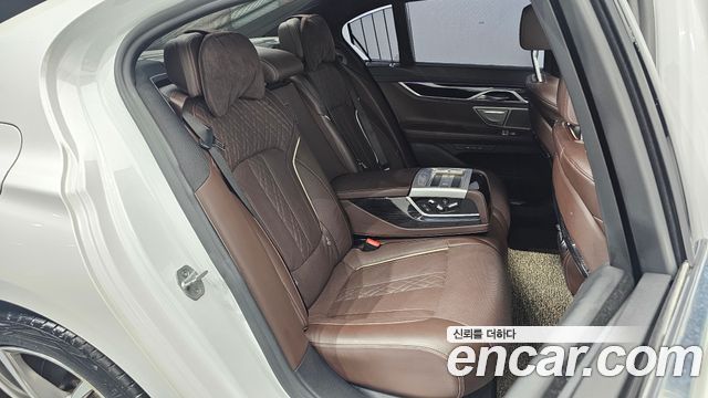 BMW 7-Series 2019 — photo 11